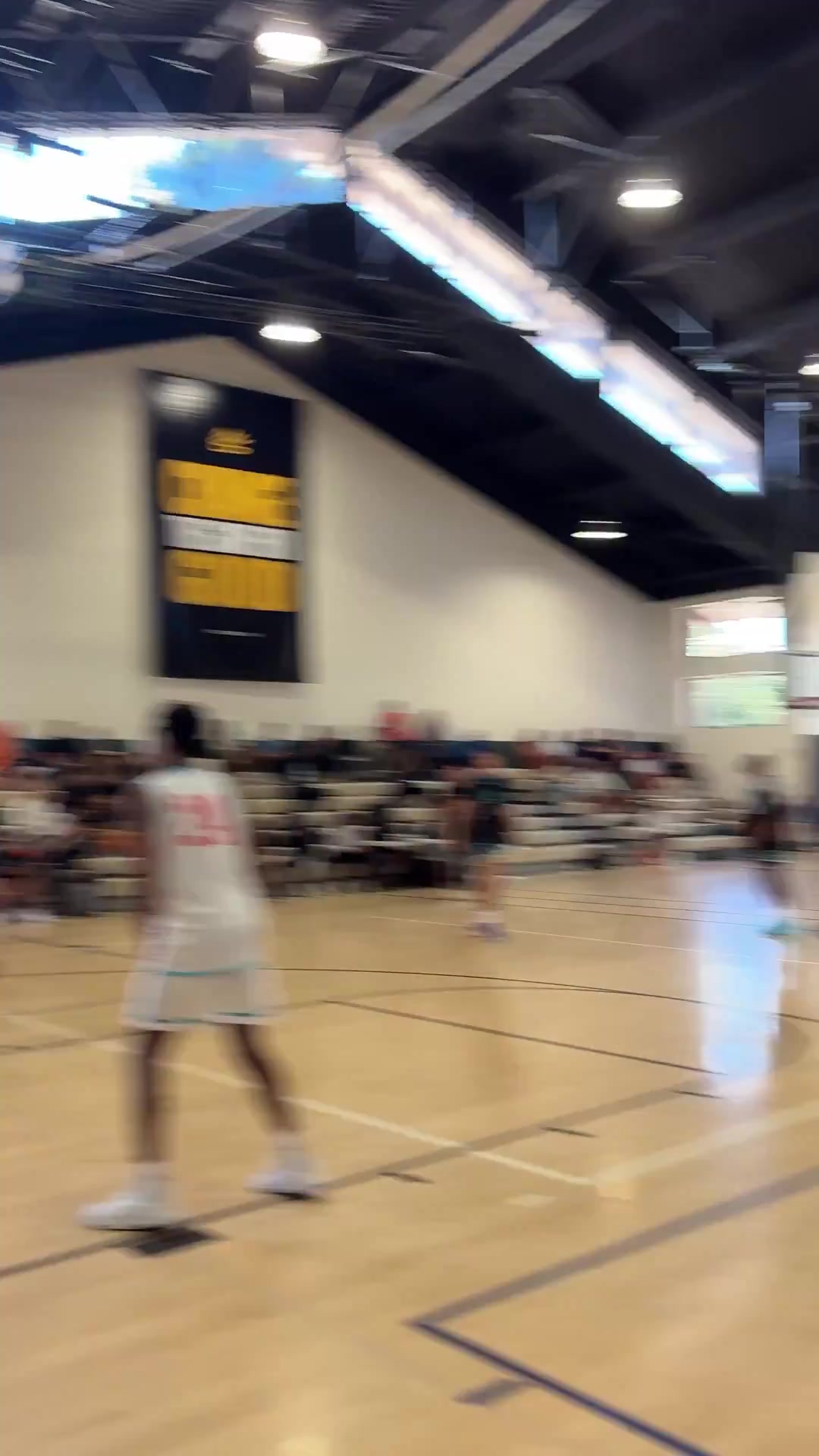 足球赛程-库里训练营展示招牌绝技 跑位接球跳投与5v5对抗中命中关键三分