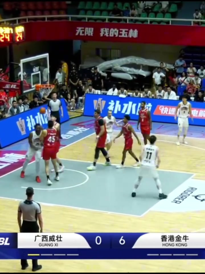 内线火力全开！香港金牛卡尔顿以8成命中率揽下16分8板2助