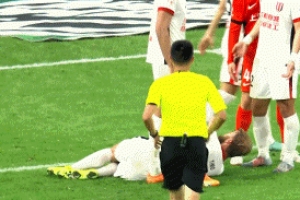 足球赛程-很不满！莱切特半场结束后起身怒喷吾米提江