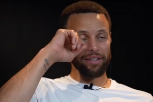 看22年再夺冠眼角抹泪 库里：虽然我有奖杯 但和家人在一起更重要