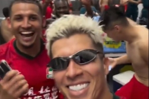 晋级足协杯四强！河南队赛后更衣室庆祝：纳萨里奥戴墨镜领舞