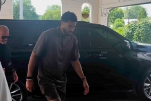 恢复神速塔图姆举行慈善高尔夫赛 行走时已无需穿保护靴⛳️